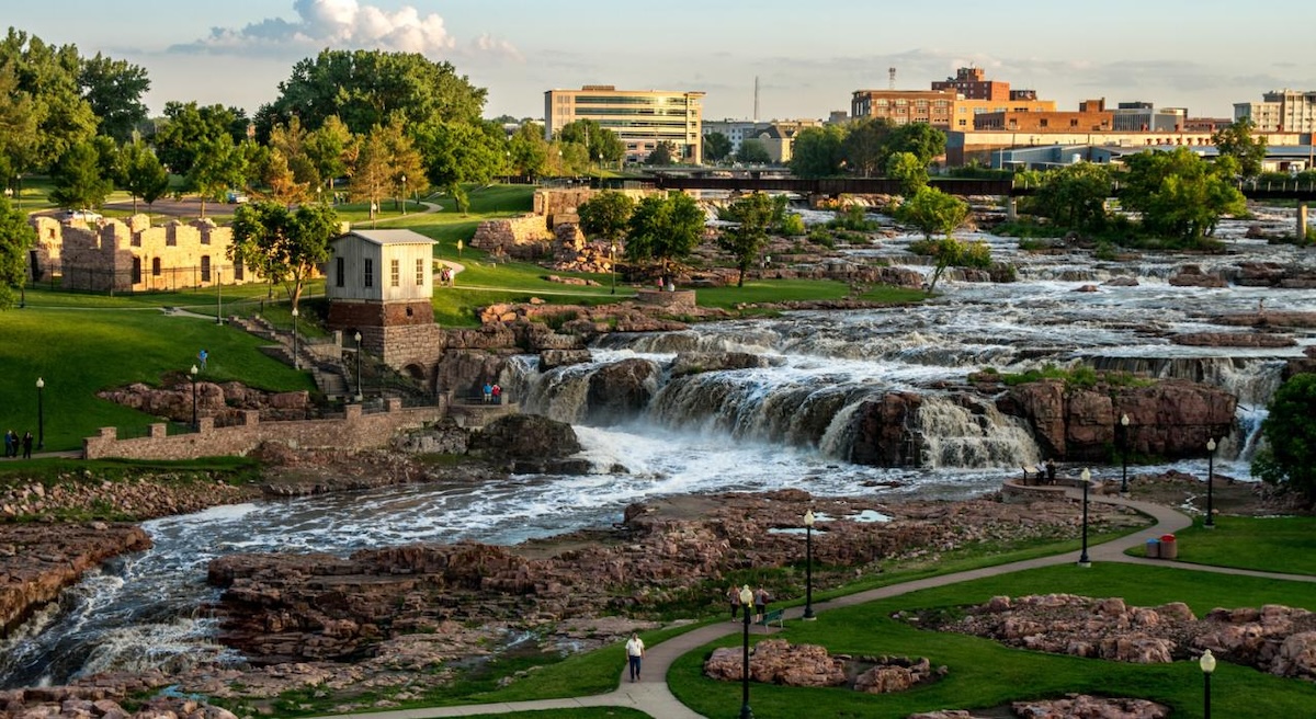 A Guide to Dating in Sioux Falls: Navigating Love